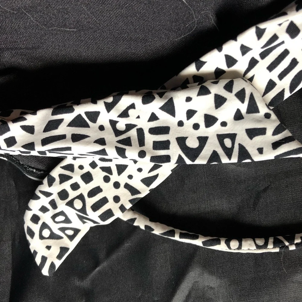 Garage Black & White Abstract Bikini Top – Size Small